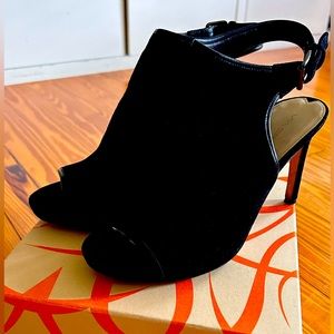 Via Spiga peep toe bootie heel shoes size 8 suede black